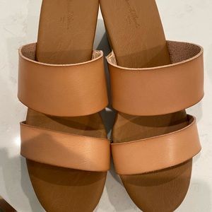Universal threads clog Sandal
